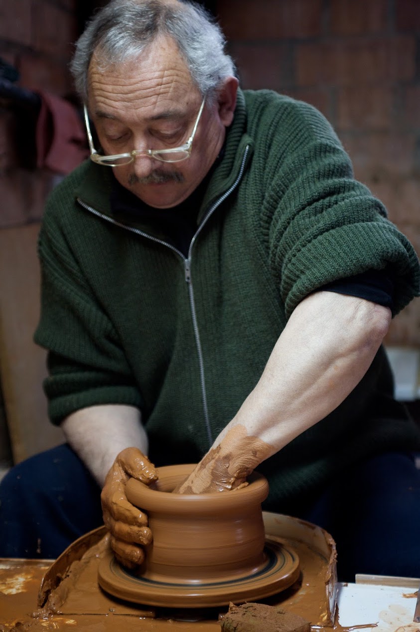 Joan treballant al taller